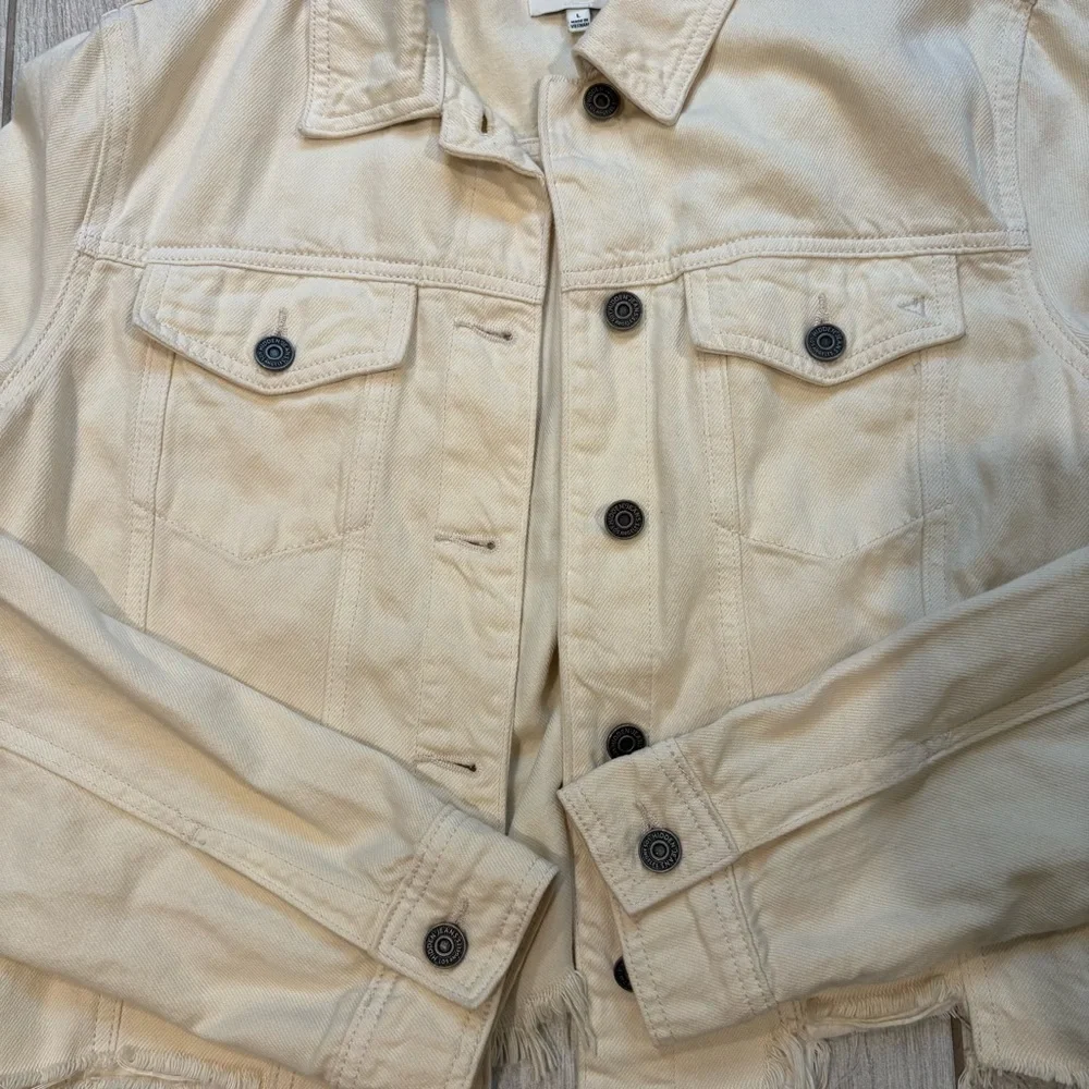 HIDDEN JEANS Rebel Fray Hem Denim Trucker Jacket in Cream, Sz L - Picture 14 of 16